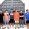 8 đối tượng trong đường dây cá độ bóng đá liên tỉnh bị bắt giữ.. (Ảnh: Báo Hà Tĩnh)