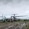 Máy bay dừng trên bãi cỏ phía ngoài đường băng bêtông. (Ảnh: rappler)