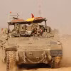 Xe tăng quân đội Israel được triển khai tại khu vực biên giới với Dải Gaza ở miền bắc Israel ngày 27/5/2024. (Ảnh: THX/TTXVN)