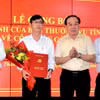Tân Bí thư Thành ủy Sóc Trăng Thái Đăng Khoa nhận Quyết định và hoa chúc mừng. (Ảnh TTXVN phát)