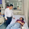 Chủ tịch Ủy ban Nhân dân thành phố Vũng Tàu Hoàng Vũ Thảnh thăm hỏi bệnh nhân đang điều trị tại bệnh viện. (Ảnh: Hoàng Nhị/TTXVN.)