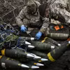 Binh sỹ Ukraine lắp đầu đạn pháo tại Bakhmut ngày 11/3/2023. (Ảnh: AFP)