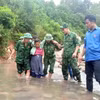 Các lực lượng hỗ trợ người dân qua lại ngầm tràn, điểm giao thông đảm bảo an toàn. (Ảnh: TTXVN phát)