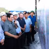 Thủ tướng Phạm Minh Chính xem bản đồ tuyến dự án đường bộ cao tốc Khánh Hòa-Buôn Ma Thuột. (Ảnh: Dương Giang/TTXVN)