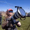 Một người quan sát chuẩn bị camera để theo dõi hiện tượng thiên văn kỳ thú nhật thực toàn phần, tại Cape Vincent, New York (Mỹ) ngày 7/4. (Ảnh: AFP/TTXVN)