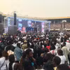 Khán giả tham dự buổi hòa nhạc tại sân vận động Stade de Martyrs ở Kinshasa, CHDC Congo, ngày 27/7. (Ảnh: THX/TTXVN)