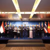 Trưởng SOM, Trưởng đoàn các nước ASEAN và Phó Tổng Thư ký ASEAN chụp ảnh chung. (Ảnh: TTXVN phát)