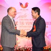 Ông Lê Quang Tuyến (bên phải) - Lãnh sự, đại diện Tổng lãnh sự quán Việt Nam tại Frankfurt am Main và Ông Gregor Lang - thành viên Hội đồng thành phố Augsburg vui mừng khi tới tham dự chương trình. (Ảnh: Phương Hoa/TTXVN)