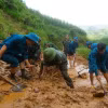 Cán bộ, chiến sỹ Ban Chỉ huy Quân sự huyện Mèo Vạc cùng lực lượng dân quân khơi thông tuyến đường vào thôn Khuổi Roài, xã Tát Ngà bị cô lập do mưa lũ. (Ảnh: Hà Linh/TTXVN phát)