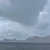 Cơn mưa trên Vịnh Hạ Long. (Ảnh: Vietnam+)