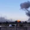 Khói bốc lên sau cuộc không kích nhằm vào các mục tiêu của lực lượng Houthi tại Sanaa, Yemen. (Ảnh: THX/TTXVN)