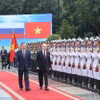 Chủ tịch nước Tô Lâm và Tổng thống Liên bang Nga Vladimir Putin duyệt Đội danh dự Quân đội nhân dân Việt Nam. (Ảnh: Nhan Sáng/TTXVN)