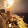 Tàu khu trục gắn tên lửa dẫn đường USS Carney của Mỹ đánh chặn tên lửa và thiết bị không người lái của lực lượng Houthi trên Biển Đỏ. (Ảnh: AFP/TTXVN)