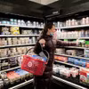 Người tiêu dùng mua sắm tại cửa hàng ở New Yorks, Mỹ. (Ảnh: THX/TTXVN)