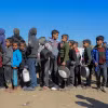 Trẻ em xếp hàng chờ được phát thực phẩm cứu trợ tại Rafah, Dải Gaza. (Ảnh: THX/TTXVN)