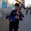 Em nhỏ bị thương do xung đột Hamas-Israel tại Rafah, Dải Gaza. (Ảnh: THX/TTXVN)