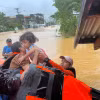 Lực lượng cứu hộ sơ tán em nhỏ khỏi vùng ngập lụt tại thị trấn Catarman, Philippines,. (Ảnh minh họa. AFP/TTXVN)