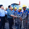 Thủ tướng Phạm Minh Chính thăm hỏi, động viên công nhân thi công đường bộ cao tốc Khánh Hòa-Buôn Ma Thuột. (Ảnh: Dương Giang/TTXVN)