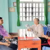Bà Nguyễn Thị Lan (thứ 2 từ phải qua) trao đổi công việc với các đoàn thể tại nhà văn hóa khu phố. (Ảnh: Đài Phát thanh-Truyền hình và Báo Bình Phước)