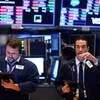 Giao dịch viên tại Sàn giao dịch chứng khoán New York, Mỹ. (Ảnh: AFP/TTXVN)