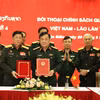 Thượng tướng Hoàng Xuân Chiến và Thượng tướng Vongkham Phommakone ký kết Biên bản Đối thoại Chính sách Quốc phòng Việt Nam-Lào lần thứ 4. (Ảnh: Hồng Pha/TTXVN phát)