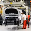 Công nhân làm việc tại nhà máy sản xuất ôtô của hãng Volkswagen. (Ảnh: PAP/ TTXVN)