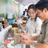 Người dân tham quan cửa hàng giới thiệu sản phẩm OCOP An Giang. (Ảnh: Thanh Sang/TTXVN)