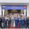Chủ tịch Quốc hội Bulgaria Rossen Jeliazkov với các giảng viên và sinh viên Đại học Quốc gia Hà Nội. (Ảnh: Minh Đức/TTXVN)
