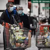 Người dân mua hàng trong siêu thị tại Bordeaux, Pháp. (Ảnh: AFP/TTXVN)