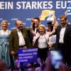 Chủ tịch Ủy ban châu Âu Ursula von der Leyen (giữa, phải), Lãnh đạo đảng Liên minh Xã hội Cơ đốc giáo (CSU) Markus Soeder (phải) - ứng viên tranh cử Nghị viện châu Âu của đảng CSU và Chủ tịch đảng Nhân dân châu Âu (EPP) Manfred Weber (thứ 3, trái) trong cuộc vận động tranh cử cho CDU trong bầu cử Nghị viện châu Âu ở Munich, ngày 7/6. (Ảnh: AFP/TTXVN)