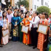 Chủ tịch Trung ương Hội Nông dân Việt Nam Lương Quốc Đoàn nói chuyện với các nông dân Việt Nam xuất sắc. (Ảnh: TTXVN phát)