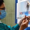 Nhân viên y tế chuẩn bị vaccine Soberana 2 phòng COVID-19 tại La Habana, Cuba. (Ảnh: AFP/TTXVN)