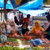 Người dân mua sắm tại một chợ ở Aceh (Indonesia). (Ảnh: AFP/TTXVN)