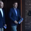 Tổng thống Mỹ Joe Biden (trái) và con trai Hunter Biden tại Johns Island, bang Nam Carolina ngày 13/8/2022. (Ảnh: AFP/TTXVN)