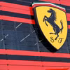 Logo của Ferrari tại trụ sở của hãng ở Maranello (Italy), ngày 15/6/2022. (Nguồn: Reuters)