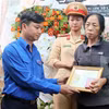 Trung ương Đoàn truy tặng Huy hiệu "Tuổi trẻ dũng cảm" cho liệt sỹ, Thiếu tá Trần Quốc Thắng đến gia đình chiến sỹ. (Ảnh: Hoài Thu/TTXVN)