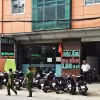 Các lực lượng chức năng kiểm tra Mái ấm Hoa Hồng tại L52 Tô Ký, Phường Trung Mỹ Tây, Quận 12 (Thành phố Hồ Chí Minh) vào sáng 4/9. (Ảnh: TTXVN phát)