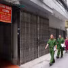 Tổ công tác liên ngành liên ngành phường Trung Hoà, quận Cầu Giấy kiểm tra công tác PCCC tại các cơ sở kinh doanh nhà trọ, chung cư mini. (Ảnh: Phạm Kiên/TTXVN)