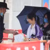 Các thí sinh làm thủ tục trước khi vào phòng thi. (Nguồn: scmp)