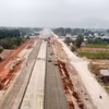 Thi công dự án thành phần 3 cao tốc Biên Hòa-Vũng Tàu đoạn qua địa bàn thị xã Phú Mỹ, tỉnh Bà Rịa-Vũng Tàu. (Ảnh: Hoàng Nhị/TTXVN)