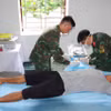 Quân y đảo Sơn Ca phẫu thuật cho bệnh nhân Doanh. (Nguồn: TTXVN phát)