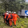 Lực lượng cứu hộ tại hiện trường vụ rơi máy bay.