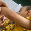 Một bệnh nhi mắc bệnh tay chân miệng đang điều trị nội trú tại Bệnh viện Nhi đồng 2 Thành phố Hồ Chí Minh. (Ảnh: Đinh Hằng/TTXVN)