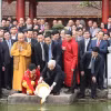 Tổng Bí thư, Chủ tịch nước Nguyễn Phú Trọng và Phu nhân cùng kiều bào tham dự Chương trình Xuân Quê hương năm 2019 thực hiện nghi thức thả cá chép theo phong tục truyền thống tại hồ Hoàn Kiếm, Hà Nội. (Ảnh: Trí Dũng/TTXVN)