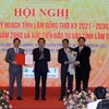 Phó thủ tướng Trần Lưu Quang thay mặt Chính phủ trao Quyết định phê duyệt Quy hoạch tỉnh Lâm Đồng thời kỳ 2021-2030. (Ảnh: Quốc Hùng/TTXVN)