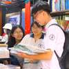 Học sinh đến Đường Sách tìm các đầu sách phục vụ học tập. (Ảnh: Thành Công Thử/TTXVN)
