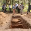 Các nhà khoa học khảo sát vị trí những hố thăm dò, khai quật tại Di sản Văn hóa thế giới Mỹ Sơn. (Ảnh: Đoàn Hữu Trung/TTXVN) 