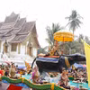 Nang Sangkhane Luang Prabang 2023 cùng đoàn rước đi giữa những con phố cổ nổi tiếng của Di sản Thế giới Luang Prabang. (Ảnh: Phạm Kiên/TTXVN)