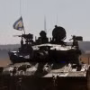 Xe quân sự Israel vượt qua cửa khẩu Shalom Kerem để vào Dải Gaza ngày 6/5/2024. (Ảnh: THX/TTXVN)