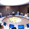 Thủ tướng Phạm Minh Chính tham quan hệ thống phòng họp thông minh của thành phố Hà Nội. (Ảnh: Dương Giang/TTXVN)